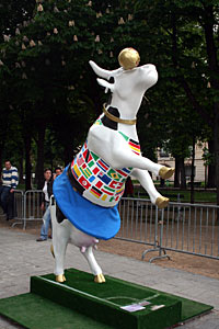 Vache - Rond point des Champs Elysées
